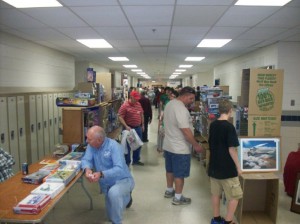 Outer hallway with more vendors (courtesy IPMS/Tidewater newsletter)